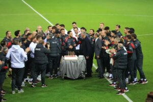 hakan calhanoglu 100 macinda kutlandi mU65gwbu.jpg