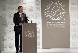 koray avci cakman yilin kadin yazari odulunu kazandi ekuRjKIR.jpg