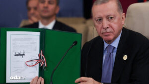 medya gozunden kacirdi erdoganin rozetinin anlami MTdVpA3D.jpg