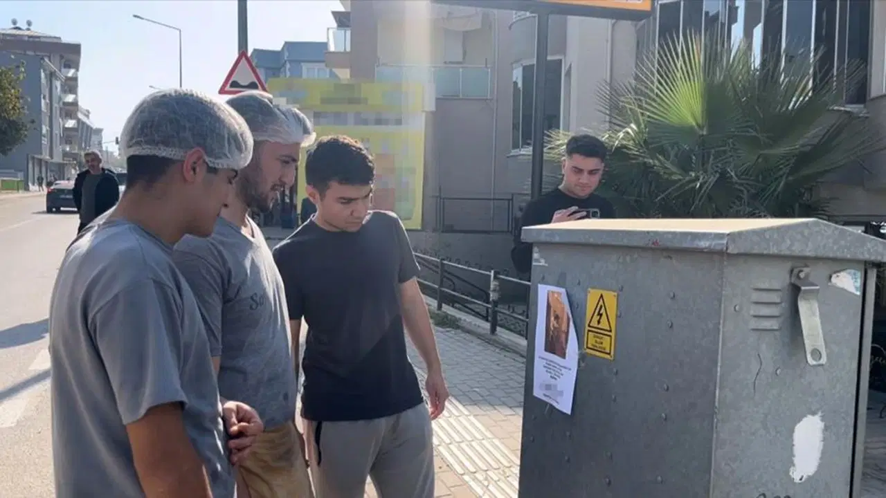 bursada kizlarinizi bu adamdan uzak tutun yazili afisler ortaligi karistirdi MGwKbjBE.jpg