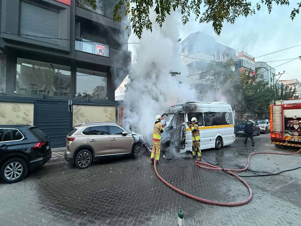 Servis Minibüsünde Çıkan Yangın