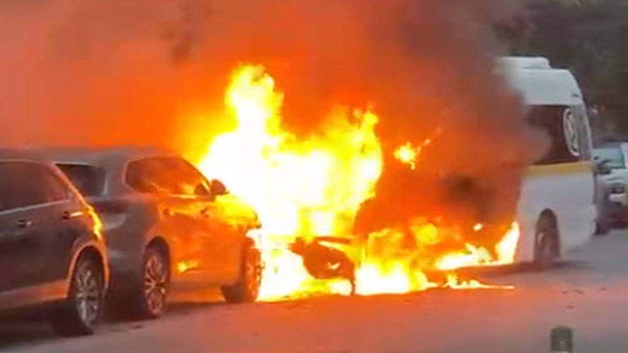 ogrenci servisinde cikan yangin diger otomobile sicradi OE2qMvCk.jpg